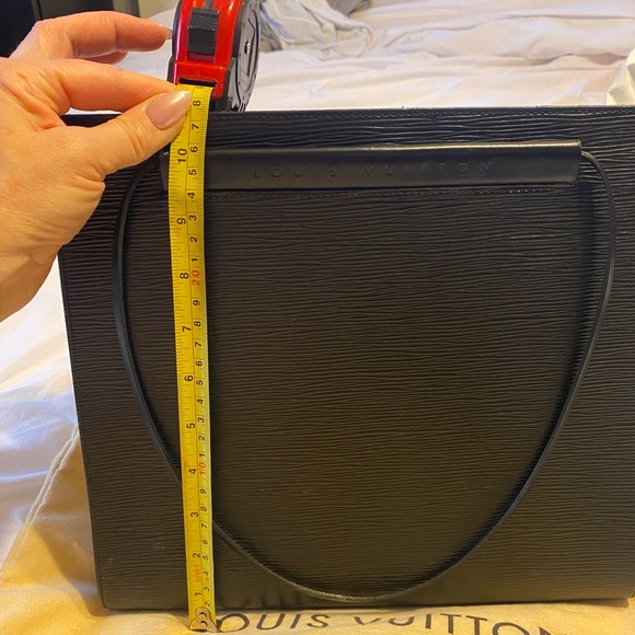 Stunning epi leather LV purse! Barely used comes with duster. - Picture 9 of 11